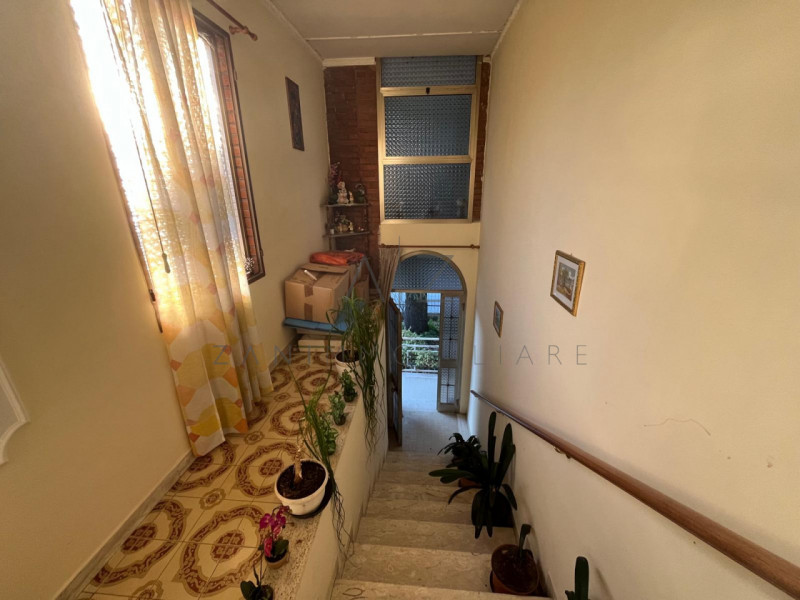 Proponiamo in vendita una splendida bifamiliare verticale di generose dimensioni (260 mq) situata...