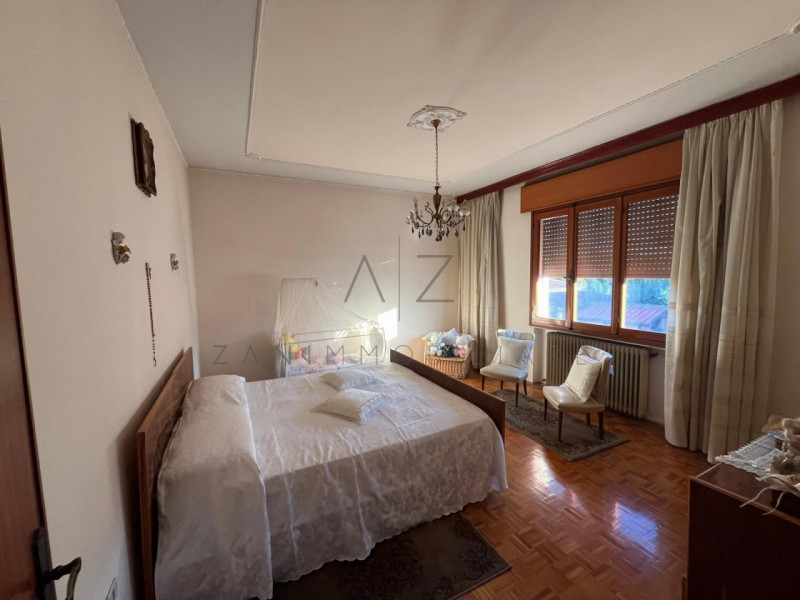 Proponiamo in vendita una splendida bifamiliare verticale di generose dimensioni (260 mq) situata...