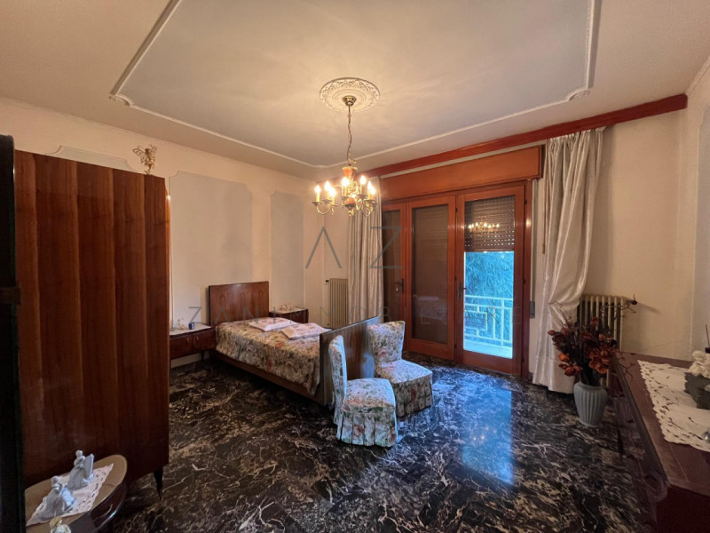 Proponiamo in vendita una splendida bifamiliare verticale di generose dimensioni (260 mq) situata...