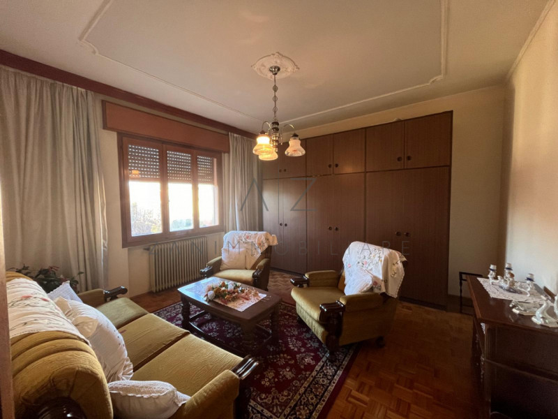 Proponiamo in vendita una splendida bifamiliare verticale di generose dimensioni (260 mq) situata...