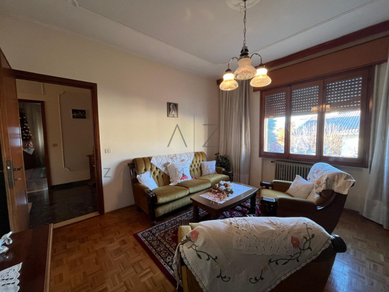 Proponiamo in vendita una splendida bifamiliare verticale di generose dimensioni (260 mq) situata...