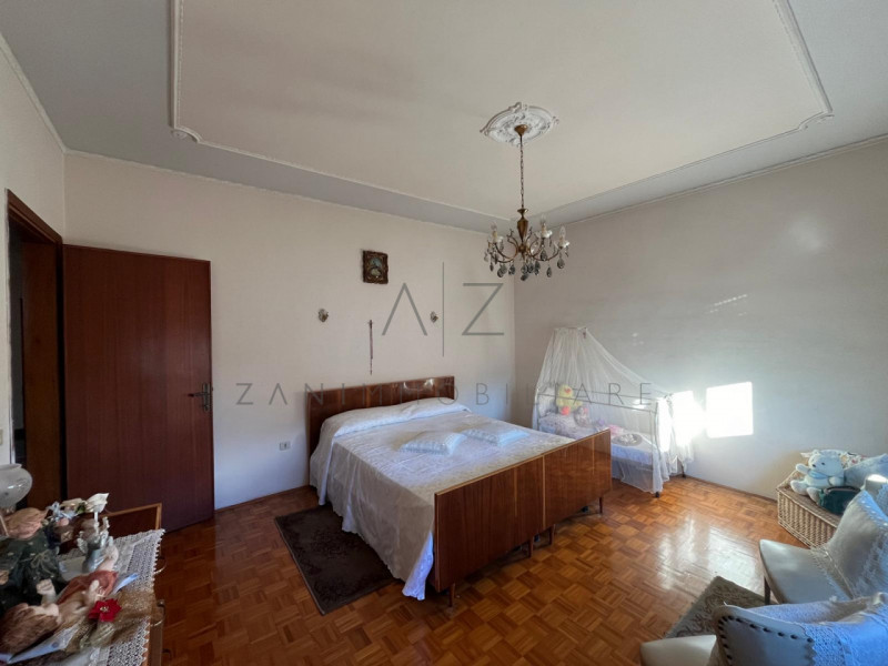 Proponiamo in vendita una splendida bifamiliare verticale di generose dimensioni (260 mq) situata...