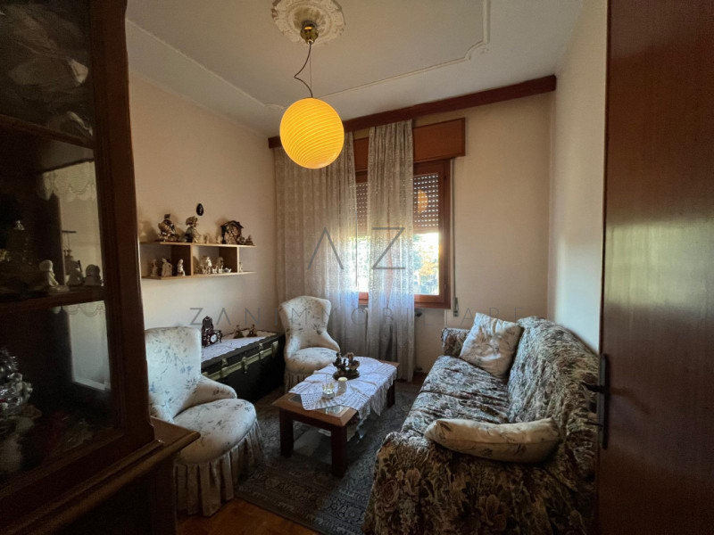 Proponiamo in vendita una splendida bifamiliare verticale di generose dimensioni (260 mq) situata...