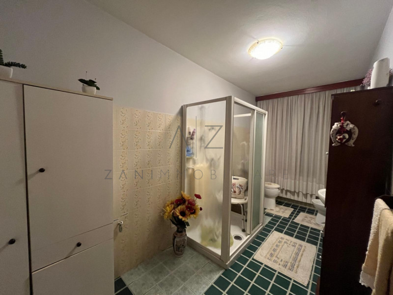 Proponiamo in vendita una splendida bifamiliare verticale di generose dimensioni (260 mq) situata...