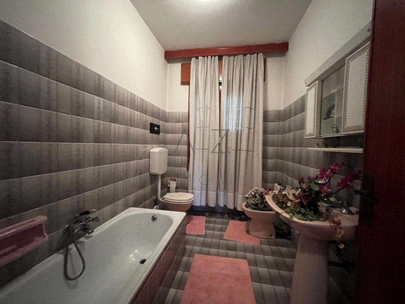 Proponiamo in vendita una splendida bifamiliare verticale di generose dimensioni (260 mq) situata...