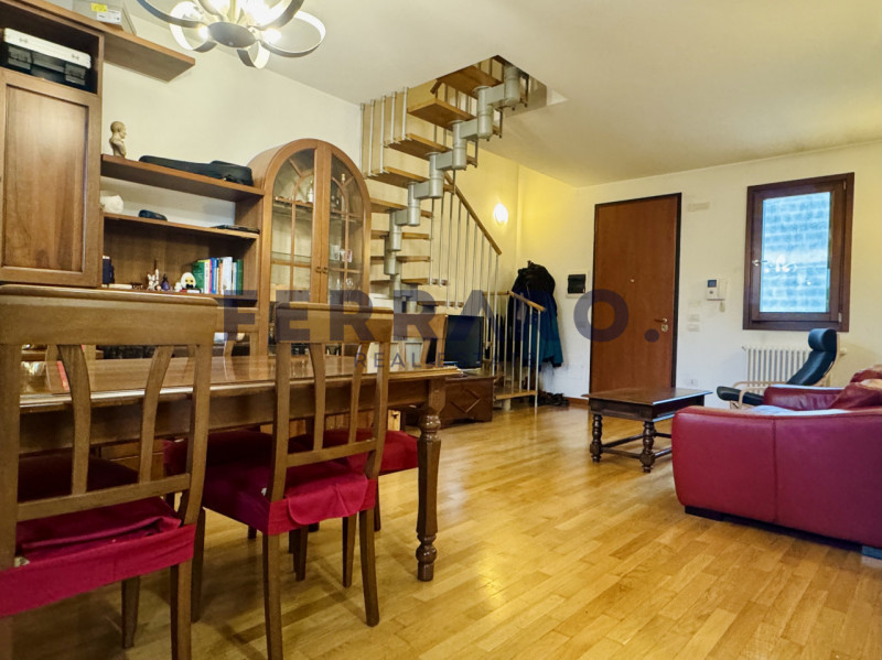 In vendita appartamento bilocale situato nella zona di Ghirada, Treviso. 
Questo immobile si svil...