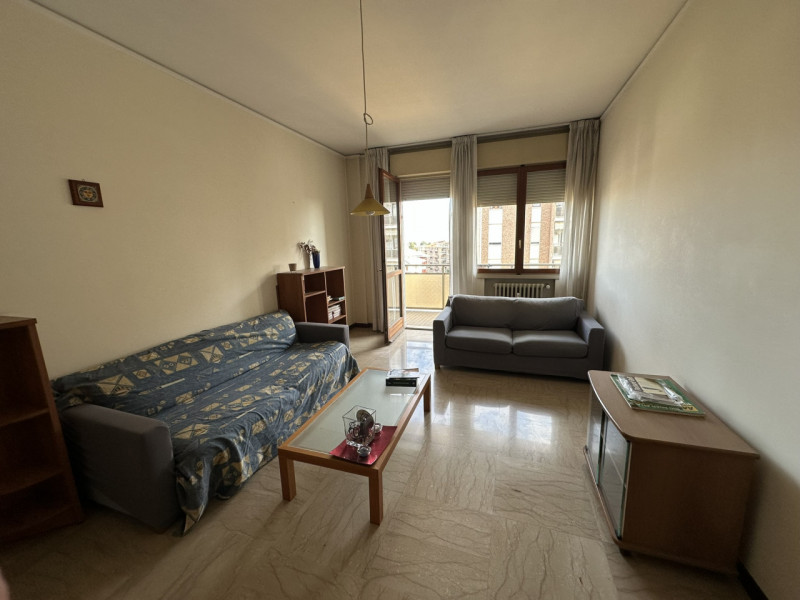 Ottimo appartamento al settimo piano su nove nel cuore del quartiere di Santa Rita vendesi.
L'imm...