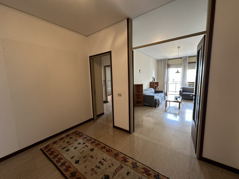 Ottimo appartamento al settimo piano su nove nel cuore del quartiere di Santa Rita vendesi.
L'imm...