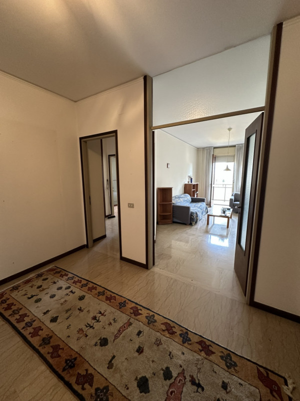 Ottimo appartamento al settimo piano su nove nel cuore del quartiere di Santa Rita vendesi.
L'imm...