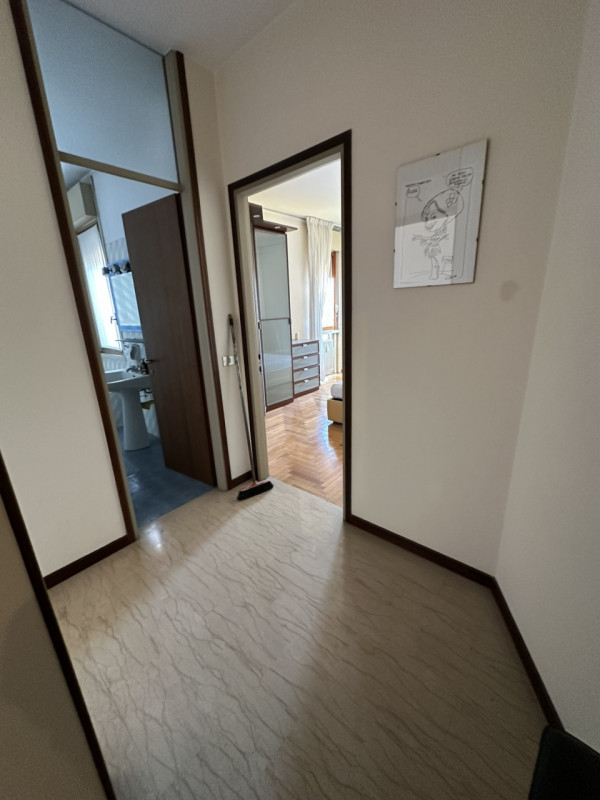 Ottimo appartamento al settimo piano su nove nel cuore del quartiere di Santa Rita vendesi.
L'imm...