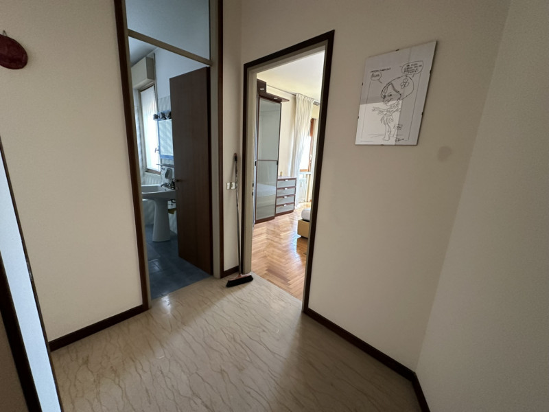 Ottimo appartamento al settimo piano su nove nel cuore del quartiere di Santa Rita vendesi.
L'imm...