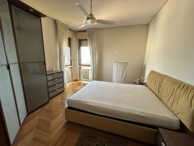 Ottimo appartamento al settimo piano su nove nel cuore del quartiere di Santa Rita vendesi.
L'imm...