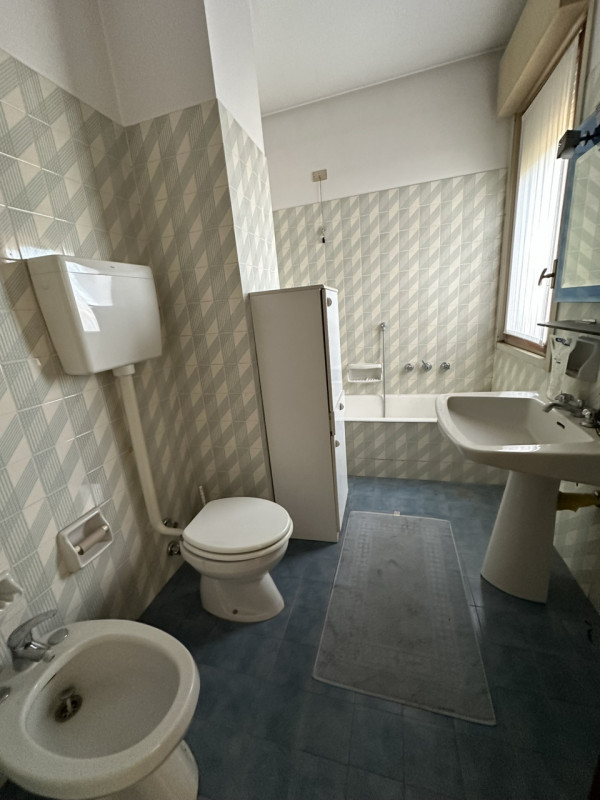 Ottimo appartamento al settimo piano su nove nel cuore del quartiere di Santa Rita vendesi.
L'imm...