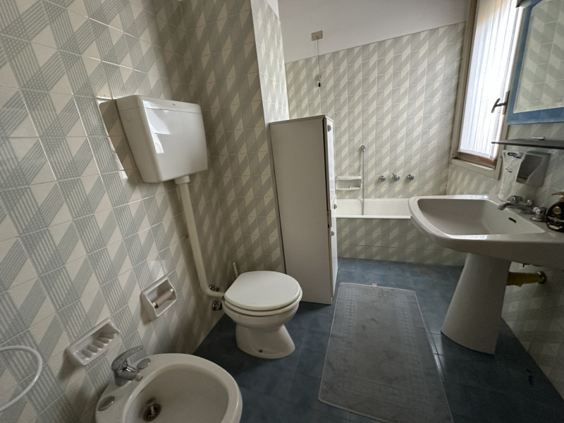 Ottimo appartamento al settimo piano su nove nel cuore del quartiere di Santa Rita vendesi.
L'imm...