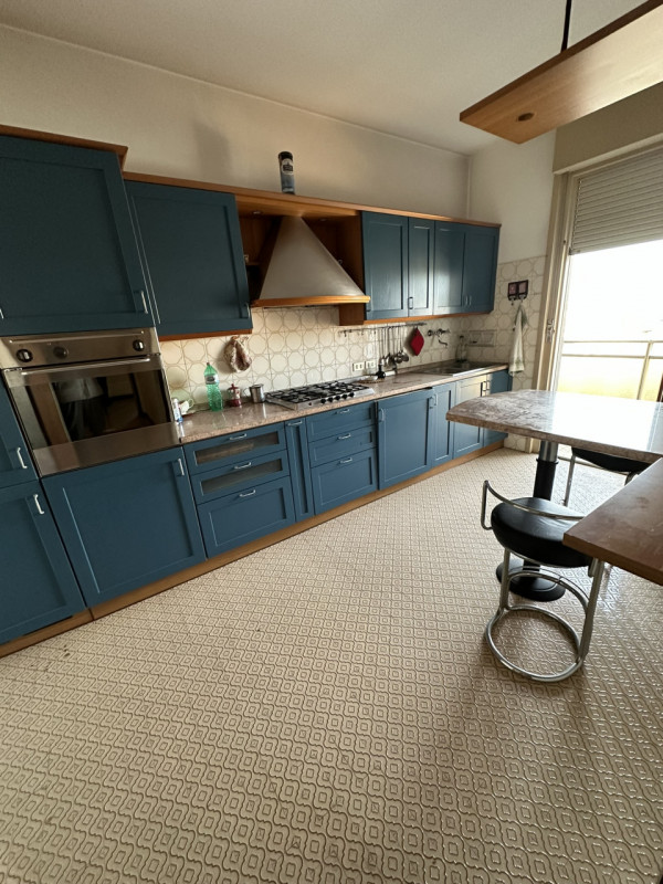 Ottimo appartamento al settimo piano su nove nel cuore del quartiere di Santa Rita vendesi.
L'imm...