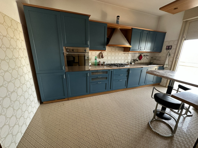 Ottimo appartamento al settimo piano su nove nel cuore del quartiere di Santa Rita vendesi.
L'imm...