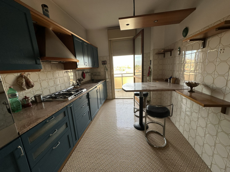 Ottimo appartamento al settimo piano su nove nel cuore del quartiere di Santa Rita vendesi.
L'imm...