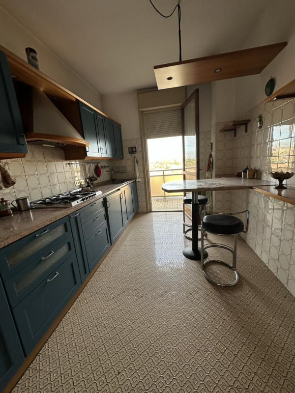 Ottimo appartamento al settimo piano su nove nel cuore del quartiere di Santa Rita vendesi.
L'imm...