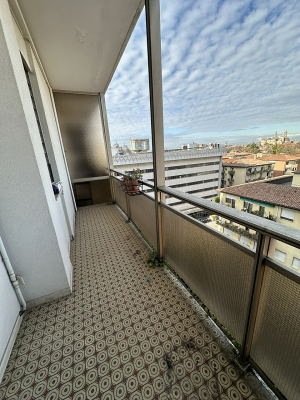 Ottimo appartamento al settimo piano su nove nel cuore del quartiere di Santa Rita vendesi.
L'imm...