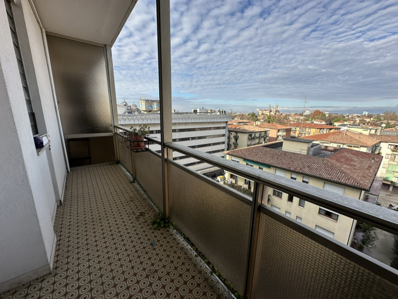 Ottimo appartamento al settimo piano su nove nel cuore del quartiere di Santa Rita vendesi.
L'imm...