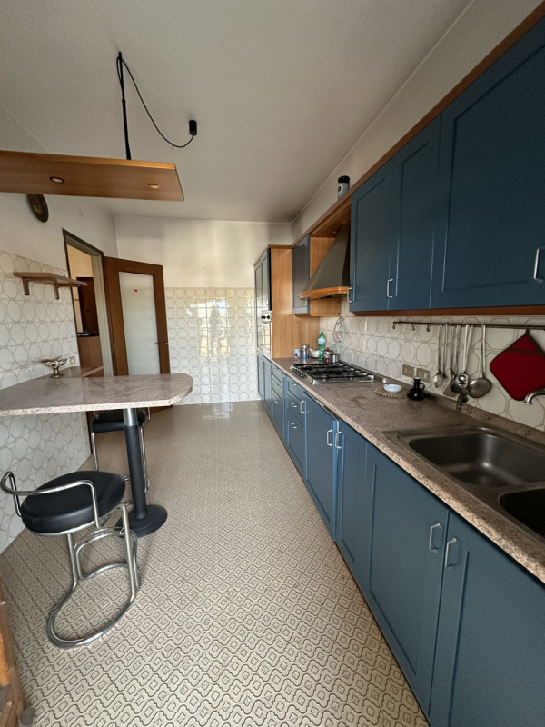 Ottimo appartamento al settimo piano su nove nel cuore del quartiere di Santa Rita vendesi.
L'imm...