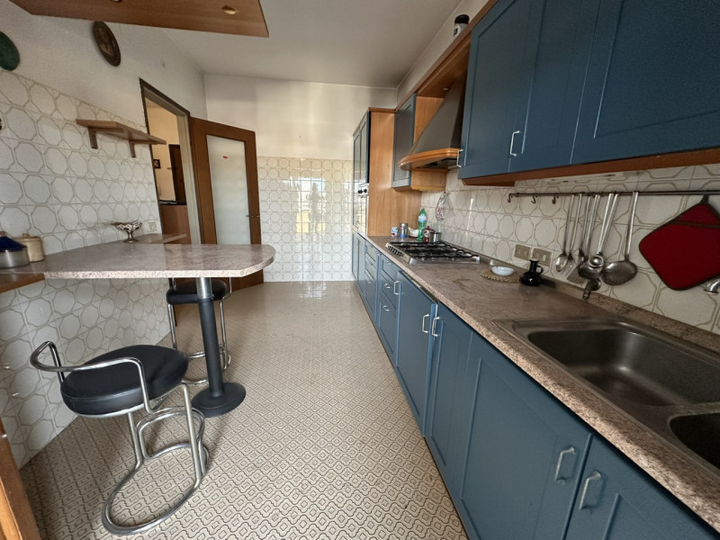 Ottimo appartamento al settimo piano su nove nel cuore del quartiere di Santa Rita vendesi.
L'imm...