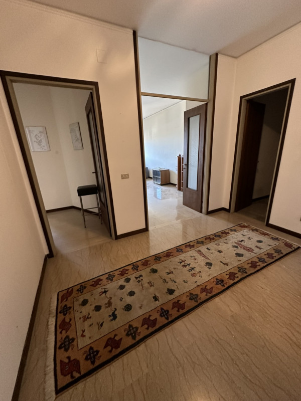 Ottimo appartamento al settimo piano su nove nel cuore del quartiere di Santa Rita vendesi.
L'imm...