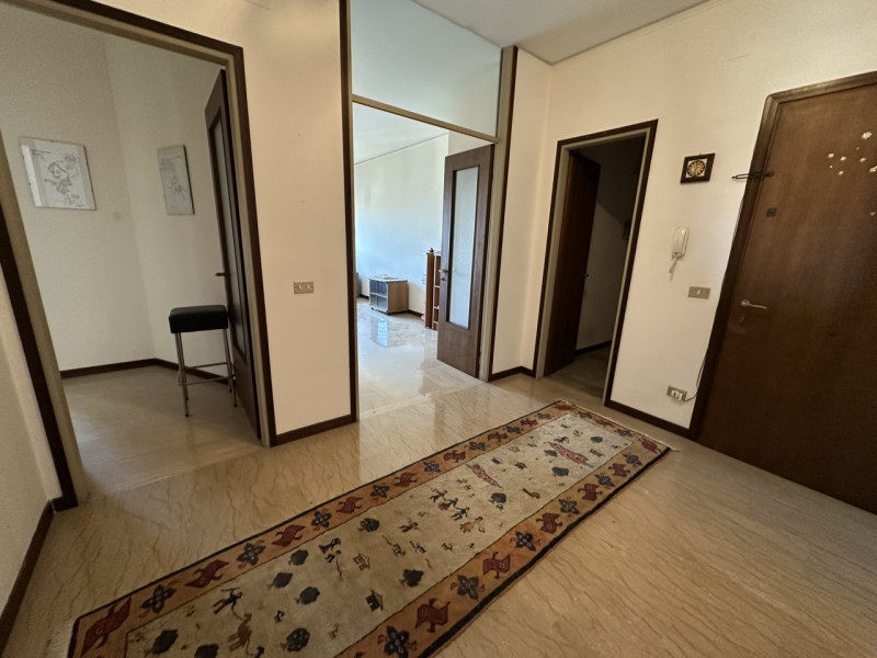 Ottimo appartamento al settimo piano su nove nel cuore del quartiere di Santa Rita vendesi.
L'imm...