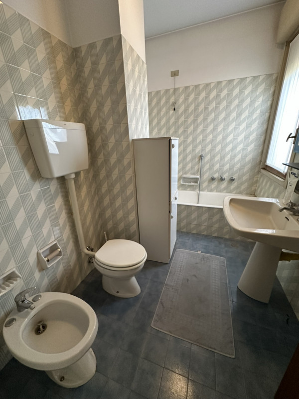 Ottimo appartamento al settimo piano su nove nel cuore del quartiere di Santa Rita vendesi.
L'imm...