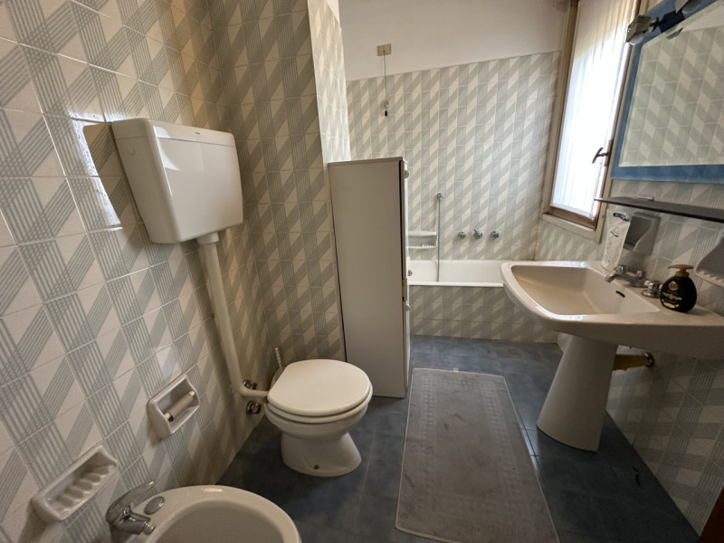 Ottimo appartamento al settimo piano su nove nel cuore del quartiere di Santa Rita vendesi.
L'imm...