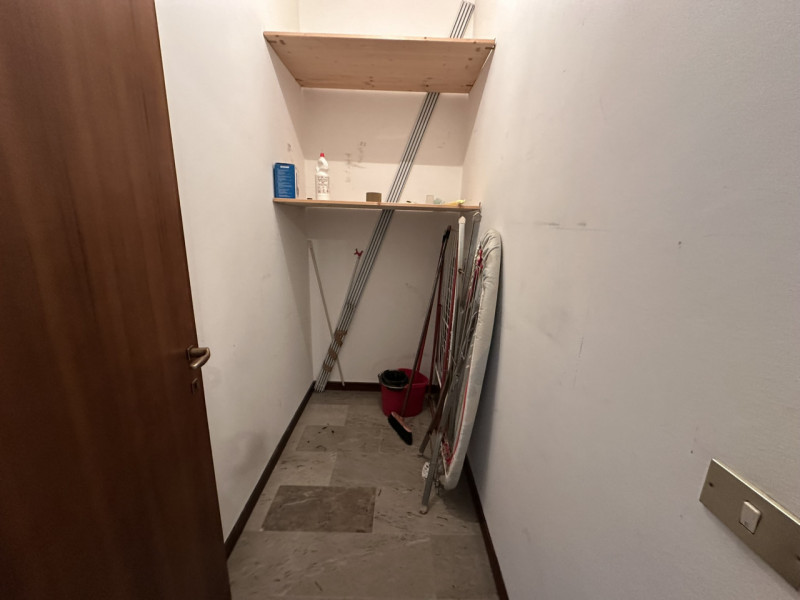 Ottimo appartamento al settimo piano su nove nel cuore del quartiere di Santa Rita vendesi.
L'imm...