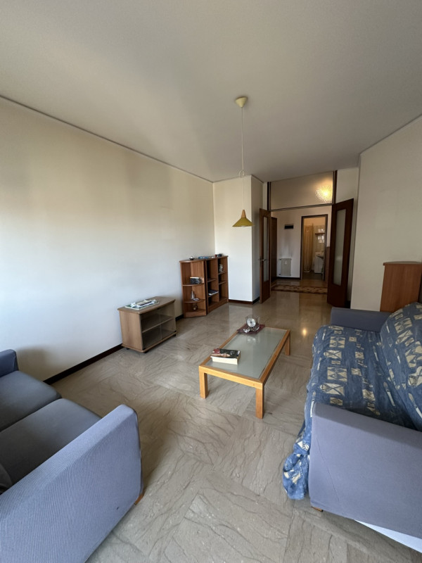 Ottimo appartamento al settimo piano su nove nel cuore del quartiere di Santa Rita vendesi.
L'imm...