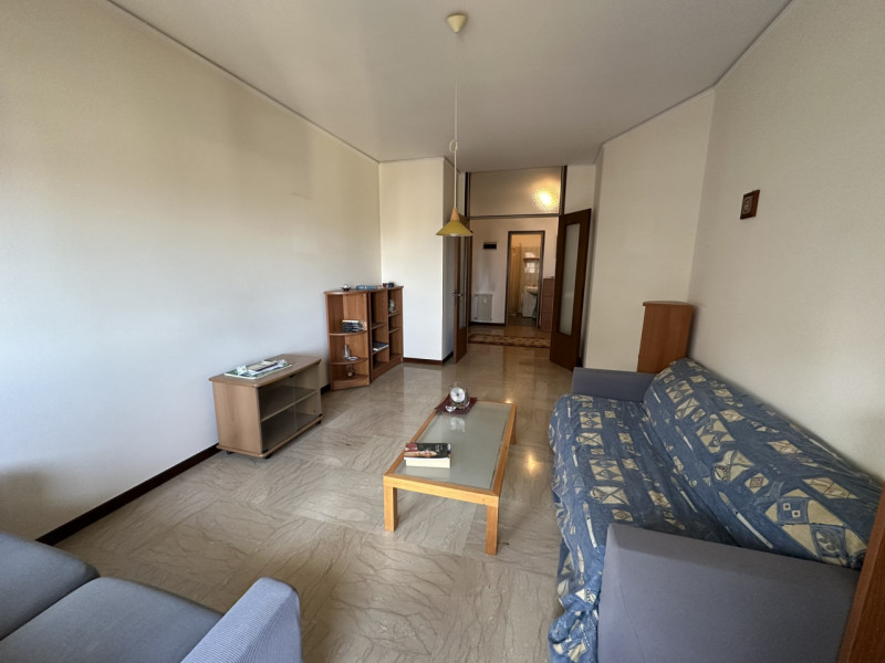 Ottimo appartamento al settimo piano su nove nel cuore del quartiere di Santa Rita vendesi.
L'imm...