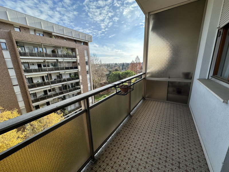 Ottimo appartamento al settimo piano su nove nel cuore del quartiere di Santa Rita vendesi.
L'imm...