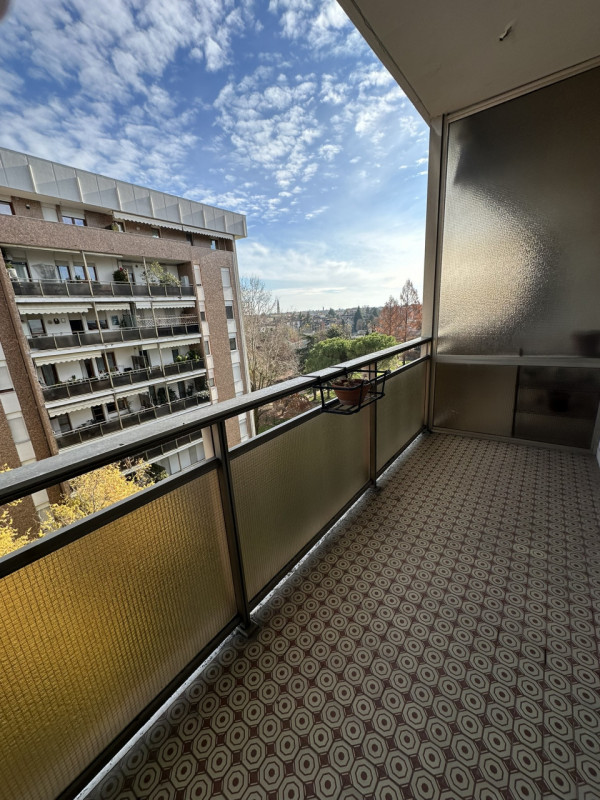 Ottimo appartamento al settimo piano su nove nel cuore del quartiere di Santa Rita vendesi.
L'imm...