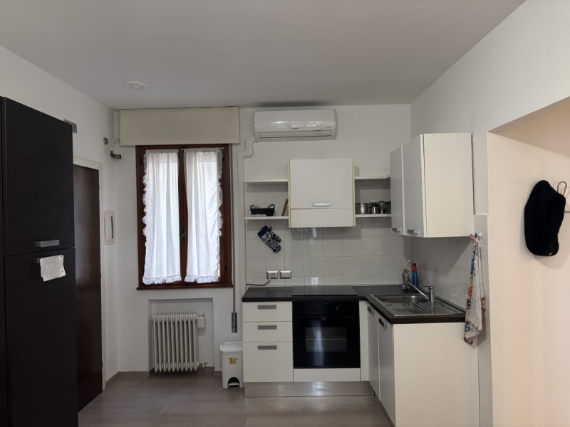 Via Belzoni, vicinissimo al centro e università, appartamento al terzo piano interno con ascensor...