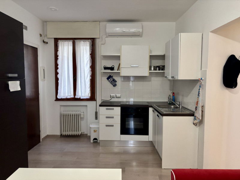 Via Belzoni, vicinissimo al centro e università, appartamento al terzo piano interno con ascensor...