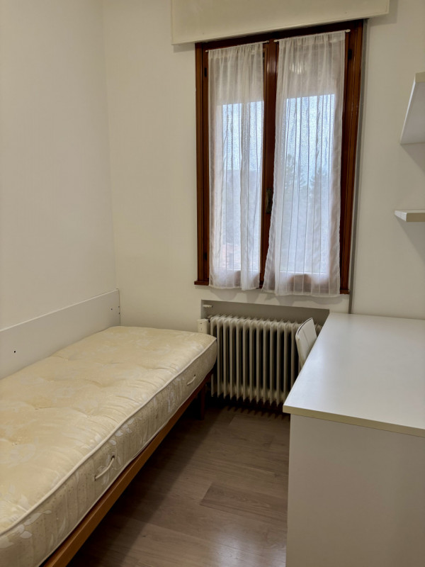 Via Belzoni, vicinissimo al centro e università, appartamento al terzo piano interno con ascensor...