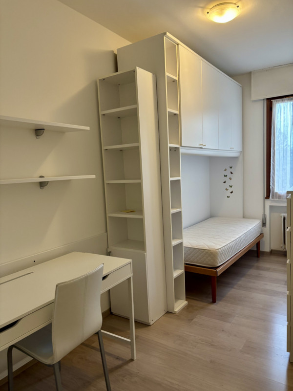 Via Belzoni, vicinissimo al centro e università, appartamento al terzo piano interno con ascensor...