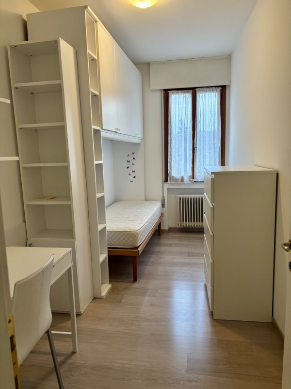 Via Belzoni, vicinissimo al centro e università, appartamento al terzo piano interno con ascensor...