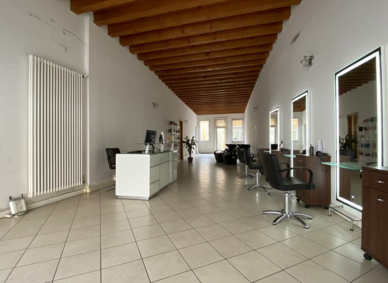 Proponiamo in vendita un negozio vetrinato al piano terra, situato in una zona ad alto passaggio ...