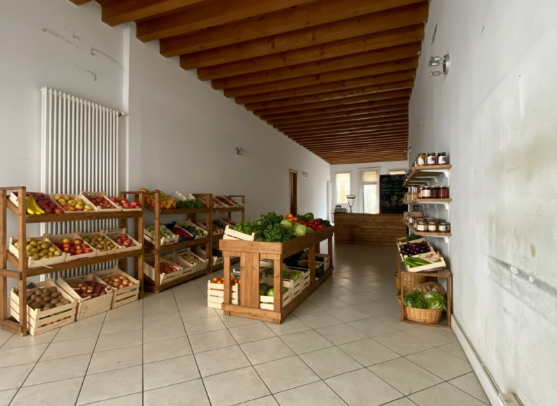 Proponiamo in vendita un negozio vetrinato al piano terra, situato in una zona ad alto passaggio ...