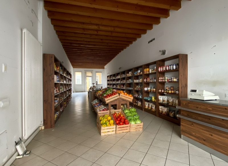 Proponiamo in vendita un negozio vetrinato al piano terra, situato in una zona ad alto passaggio ...