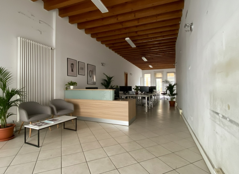 Proponiamo in vendita un negozio vetrinato al piano terra, situato in una zona ad alto passaggio ...