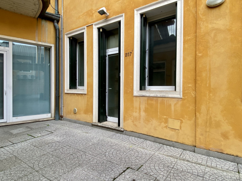 Proponiamo in vendita un negozio vetrinato al piano terra, situato in una zona ad alto passaggio ...