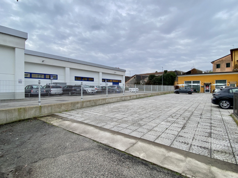 Proponiamo in vendita un negozio vetrinato al piano terra, situato in una zona ad alto passaggio ...