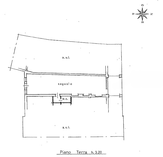 Proponiamo in vendita un negozio vetrinato al piano terra, situato in una zona ad alto passaggio ...