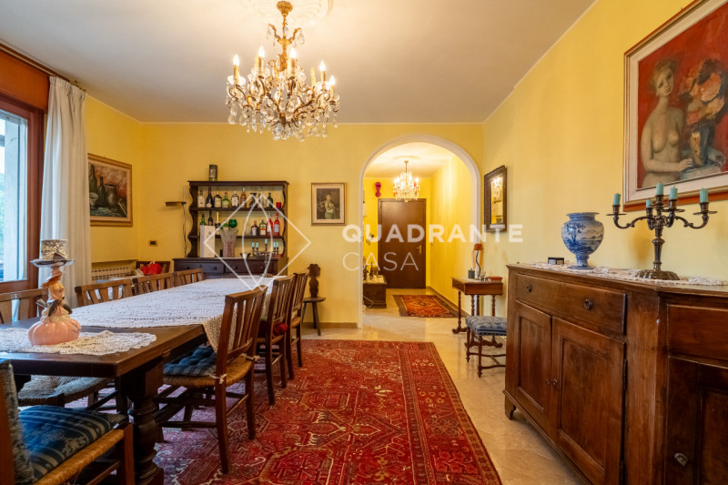 In pieno centro ad Abano Terme, nella zona Pescarini, proponiamo in vendita un esclusivo appartam...