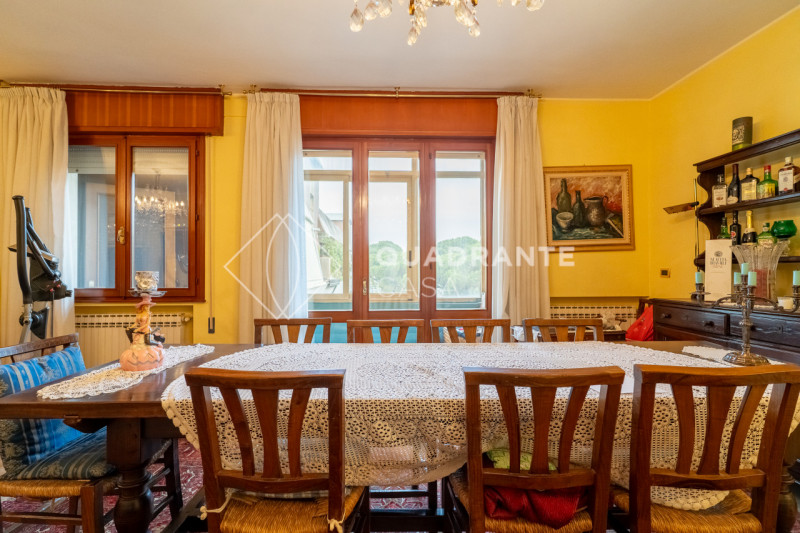 In pieno centro ad Abano Terme, nella zona Pescarini, proponiamo in vendita un esclusivo appartam...