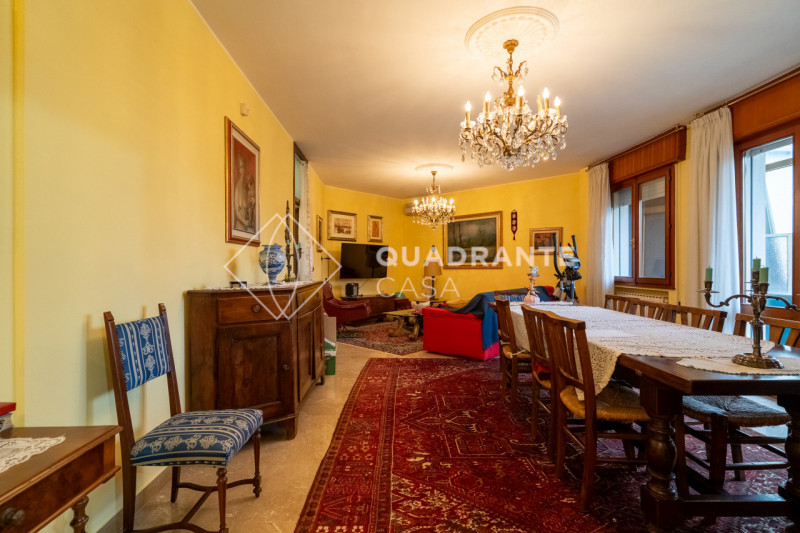 In pieno centro ad Abano Terme, nella zona Pescarini, proponiamo in vendita un esclusivo appartam...